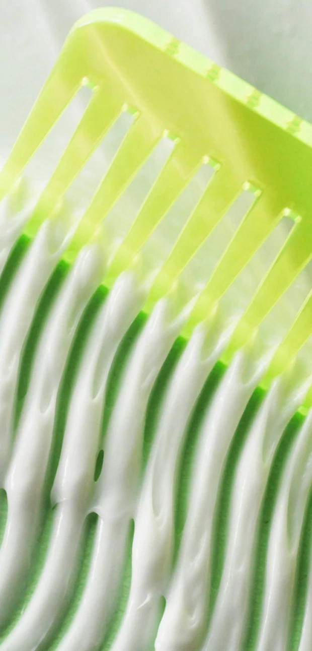 image showing marula comb combing through product. Copy overlay: 